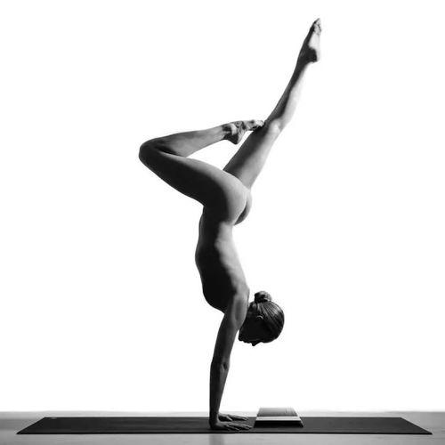 成人裸体运动健身视频